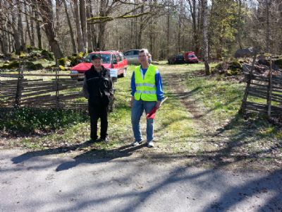 Torsås OK:s nationella tävling 2014 i Tuthult blev en succé. Här en bild på markägaren Gunnar Olsson och Roland Sandholm som var vägvakt vid sista kontrollen.