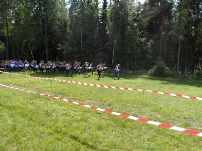 Starten har gått på Tjoget i Tjugosjö i somras. Emil sprang förstasträckan i värmen och gjorde det bra. Han kom in som 37:a. Torsås OK gjorde ett av sina bästa Tjoget någonsin och slutade 41:a av 74 startande lag.