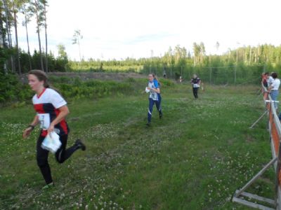 Sara spurtar i mål på sista sträckan för kvällen på Tjoget 2013. Detta år lyckades vi så bra som placering 41.