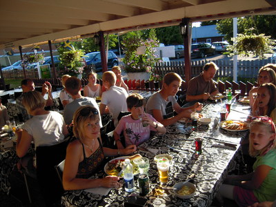 Bild från pizzeriabesöket under Ölandslägret 2011. Nykomlingarna i familjen Olsson i förgrunden.