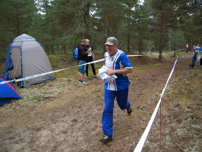 Tommy spurtar i mål på Sprinthelgen i Höga Sand.