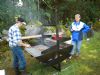 Kennert och Christina sköter grillen. Det blev en del hamburgare under dagen.