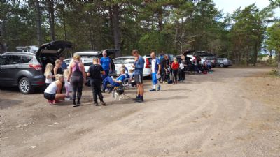 Ett stort Torsås OK-gäng förbereder sig inför första passet i Byerum under sommarens Ölandsläger.