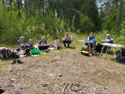 Föreningskavlen 2025 gick vid en vändplan i Södra Slätafly. Det var riktigt varmt och det bjöds på rolig och teknisk orientering. Tänk att för en stund kan en plats som denna vara en arena för en fantastiskt fin idrott.