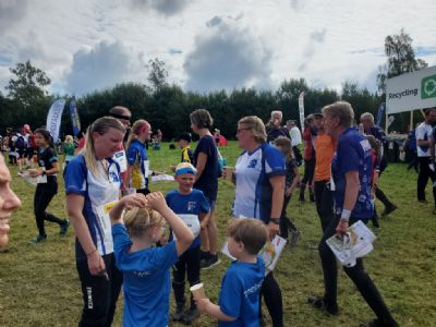 Torsås OK-gänget snackar om loppen efter målgång på tredje etappen av O-ringen i Jönköping 2025.