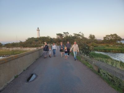 Kort från 2025 års Ölandsläger. På exakt samma plats togs ett liknande foto 20 år tidigare då klubbens första Ölandsläger genomfördes. Vi hoppas att många i klubben vill vara med på denna pärla! Det skulle vara extra roligt om våra nya orienterare vill komma med!