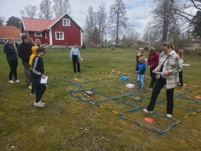 Vi k&ouml;rde labyrinten i klubbstugans tr&auml;dg&aring;rd innan vi gav oss ut i terr&auml;ngen.