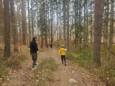 Lars och Finn p&aring; v&auml;g mot sistakontrollen p&aring; l&ouml;rdagens bana.