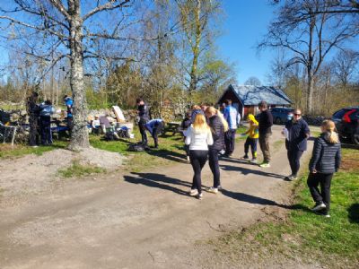 Hela 36 l&ouml;pare kom till start denna soliga s&ouml;ndag. M&aring;nga var deltagare p&aring; orienteringskursen som startade dagen innan. Oj, vad snabbt de l&auml;rde och v&aring;gade att testa sv&aring;rare banor ocks&aring;. J&auml;tteskoj!