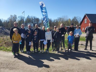 De nya orienterarna samlade vid s&ouml;ndagens OL-tr&auml;ning i Bodhyltan. Denna dag var det 18 deltagare fr&aring;n kursen p&aring; plats. Otroligt roligt! P&aring; bilden saknas Viktor och Chasmine som hade br&aring;ttom ut i skogen.