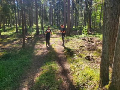 Tv&aring; elever i &aring;rskurs 9 m&ouml;ts i skogen. Det fanns 25 kontroller i skogen och det g&auml;llde att h&aring;lla koll p&aring; ledst&auml;ngerna.