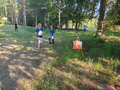 Freja och Joar m&ouml;ts ute p&aring; banan i festivalomr&aring;det.