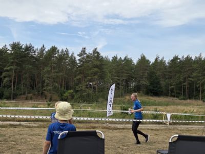 Lotta Kaldner springer p&aring; upploppet och f&aring;r hejarop av Tors&aring;s OK-l&auml;gret.