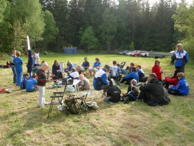 Ett stort Torsås OK-gäng under vår etapp av Ungdomens 5-Dagars i Sunelycke. Året är 2009.