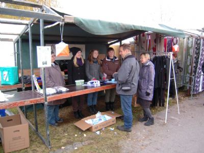 	Gammal bild från Torsås marknad då vi hade lottförsäljning mm. Säljare var Lena, Maria, Sara och Elise. Kunderna verkar även de bekanta! ; )