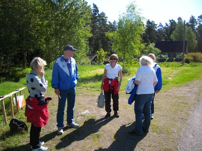 Lärare och Torsås OK:are i samspråk vid 2010 års friluftsdagar i Sunelycke.