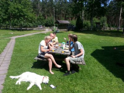 Sommarläger i Nybro och frukost ute i solen vid klubbstugan i Svartbäcksmåla.